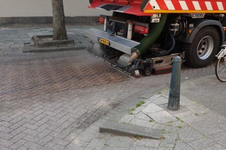 Reinigen gemeente straatwerk na calamiteit diesel.jpg