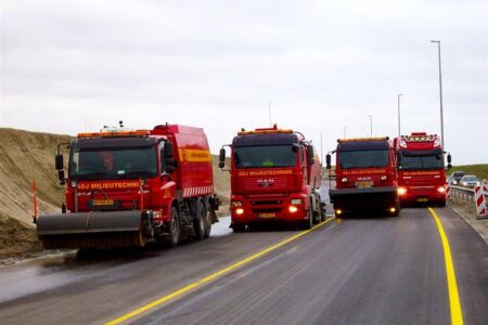 Reinigen van 10km nieuwe asfaltwegen 2 rijbanen breed.JPG