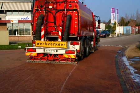 Calamiteit verwijderen olie van bestrating met behulp van reinigingsmachine.JPG