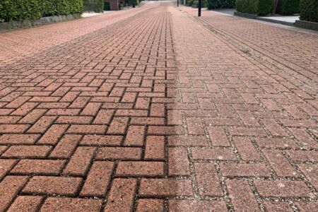 Watedoorlaten bestrating reinigen met behulp van wegdekreiniger 2.jpg